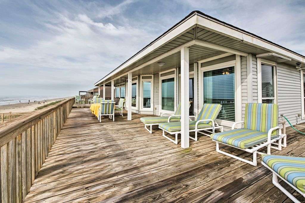 Beautiful Beachfront Galveston Home w/ Deck!